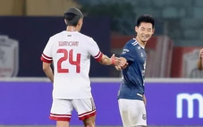 Cầu thủ Campuchia và Thái Lan nắm tay nhau sau trận đấu trên sân Hàng Đẫy