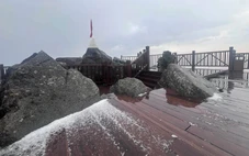 Mưa đá trên đỉnh Fansipan