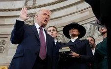 Video: Ông Trump livestream đọc Kinh Thánh sau tranh cãi với Giáo hoàng