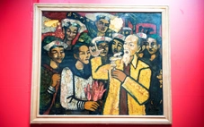 Xem tranh sơn mài về 'Quê hương và người chiến sĩ' dịp kỷ niệm 30-4