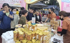 Nhộn nhịp Lễ hội Bánh mì Việt Nam 2026, nhiều quầy khách xếp hàng dài chờ thưởng thức