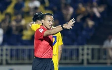 Hai trọng tài FIFA Malaysia điều hành V-League