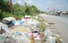 Rác thải nằm rải rác dọc tuyến đường Võ Chí Công ở TP.HCM