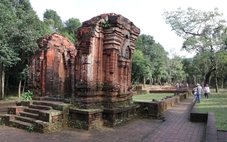 Khách mặc áo dài vào Mỹ Sơn được miễn phí vé tham quan