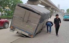 Xe tải sụp hố trên đường Nguyễn Trãi, đoạn vừa hoàn trả mặt bằng chống ngập