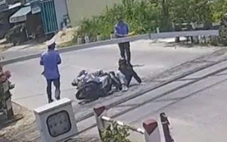 Chạy xe máy vượt đèn đỏ qua đường sắt, người đàn ông tông gãy thanh chắn