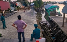 Sạt lở ở Cà Mau, nhiều nhà dân trị giá hơn 3 tỉ đồng trôi xuống sông