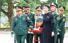 An táng 8 hài cốt liệt sĩ vừa quy tập ở biên giới Việt Nam - Lào