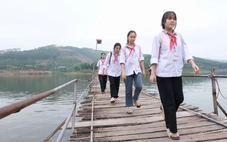 Học sinh ở thủ phủ vải thiều 'đánh liều' qua cầu phao cũ nát để đến trường