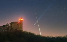 Sao chổi và thiên thạch bất ngờ 'vẽ' chữ X trên bầu trời