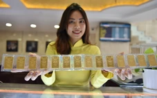 Giá vàng thế giới giảm, SJC giảm theo nhưng vẫn chênh lệch 20 triệu đồng/lượng