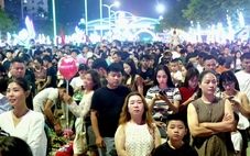 'Biển người' chen chân xem khai mạc Festival Du lịch Cửa Lò