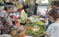 Nghỉ lễ, người dân TP.HCM chọn đến phiên chợ xanh 'săn' đặc sản vùng miền