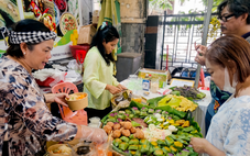 Nghỉ lễ, người dân TP.HCM chọn đến phiên chợ xanh 'săn' đặc sản vùng miền