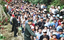 Người dân nườm nượp đổ về Đền Hùng trước ngày giỗ Tổ