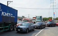 Giao thông nhiều cửa ngõ TP.HCM ùn ứ trong ngày cao điểm nghỉ lễ