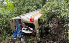 Xe khách chở 25 người lao xuống vực sâu 100m, 1 người chết, 6 người bị thương