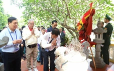 Ấm áp nghĩa tình kiều bào tại miền biên viễn