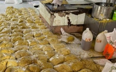 Bắt hai vợ chồng sản xuất gần 3.000 tấn mì tươi chứa hàn the, thủy tinh lỏng