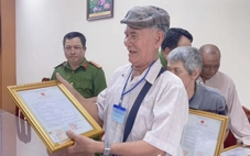 Cụ ông 77 tuổi vỡ òa khi lần đầu làm giấy khai sinh, căn cước