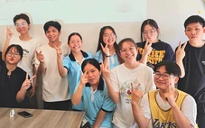 Câu lạc bộ của những người bạn nghe bằng trái tim, 'nói' bằng ngón tay