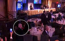 Người đàn ông thản nhiên ăn salad giữa tiếng súng nổ hỗn loạn tại tiệc Nhà Trắng