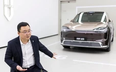 Không cần đến rạp, ô tô Trung Quốc biến đèn pha thành máy chiếu phim ngoài trời