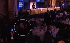 Người đàn ông thản nhiên ăn salad giữa tiếng súng nổ hỗn loạn tại tiệc Nhà Trắng