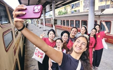 Đi chuyến tàu đoàn viên mừng 51 năm ngày thống nhất đất nước