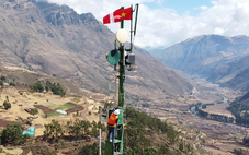 Lớp học trên đỉnh núi cao nhất thế giới: Viettel thu hẹp khoảng cách số bằng Internet