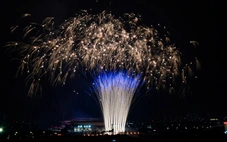 Người dân Hà Nội ‘săn chỗ’ để xem bắn pháo hoa tối 28-4