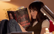 Anne Hathaway và Dakota Johnson trao nụ hôn đẫm máu trong teaser Verity