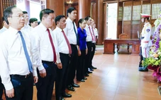 Thường trực Ban Bí thư Trần Cẩm Tú dâng hương tưởng niệm Chủ tịch Hồ Chí Minh