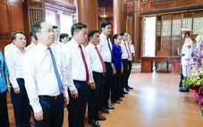 Thường trực Ban Bí thư Trần Cẩm Tú dâng hương tưởng niệm Chủ tịch Hồ Chí Minh