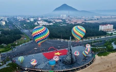 Lần đầu bay khinh khí cầu ở Tuy Hòa, du khách chiêm ngưỡng trong bình minh