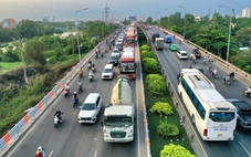 Người dân rời TP.HCM nghỉ lễ 30-4, các cửa ngõ đông đúc, có lúc ùn ứ nhẹ