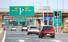 Bắt đầu cho xe vào cao tốc Biên Hòa - Vũng Tàu, đi tốc độ không quá 80km/h