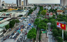 Dòng người ùn ùn rời Hà Nội nghỉ lễ, một ô tô bốc cháy ở đường trên cao