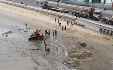 Trục vớt xác xe tăng trên biển Quy Nhơn, phát hiện thêm nhiều súng đạn cũ, hư hỏng