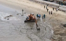 Trục vớt xác xe tăng trên biển Quy Nhơn, phát hiện thêm nhiều súng đạn cũ, hư hỏng