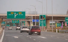 Bắt đầu cho xe vào cao tốc Biên Hòa - Vũng Tàu, đi tốc độ không quá 80km/h