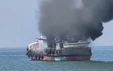 Tàu dầu bốc cháy dữ dội trên biển Bình Thuận, 1 thợ hàn mất tích