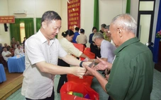 Đoàn Tuyên giáo và Dân vận Thành ủy TP.HCM thăm, tặng quà đồng bào Chăm, cựu chiến binh dịp 30-4