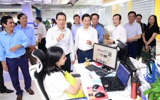 Đại biểu Bộ Văn hoá, TP.HCM cùng đại diện nhiều cơ quan báo chí tham quan toà soạn báo Tuổi Trẻ