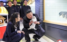 Ông Kim Jong Un đưa vợ và con gái thăm cửa hàng thú cưng