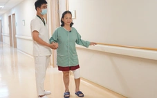 Người phụ nữ ở Đà Nẵng được robot hỗ trợ thay khớp gối, hồi phục sau 3 giờ