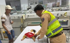 Cảnh sát giao thông dùng xe đặc chủng đưa người bị tai biến nặng, bé gái bị co giật đi cấp cứu