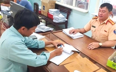 Lái xe chạy ngược chiều trên quốc lộ 60, 2 người bị phạt 38 triệu đồng