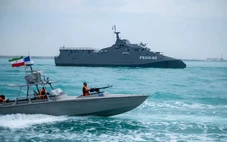 Mỹ tính lập liên minh 'giải cứu' eo Hormuz, Iran cảnh báo đáp trả