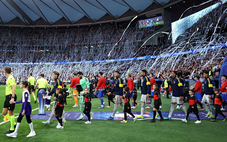 Vì sao trận đấu giữa Atletico Madrid và Arsenal tràn ngập giấy vệ sinh?